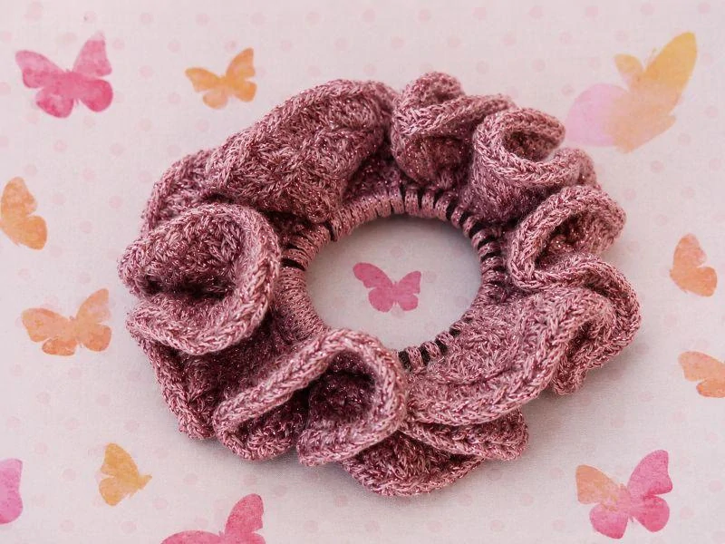 Háčkovaná velká scrunchie gumička do vlasů