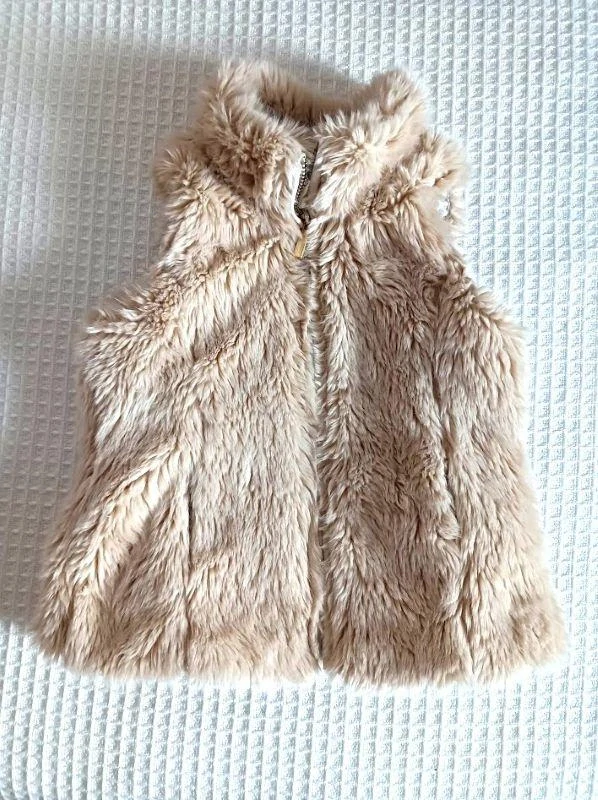 Dívčí kožíšková vesta – vel. 116, béžová - Zara