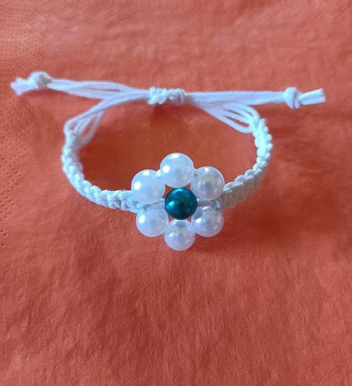 Bílý macramé náramek s perličkovou kytičkou
