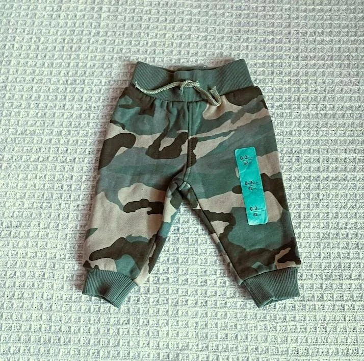 maskáčové tepláky - zn. Primark