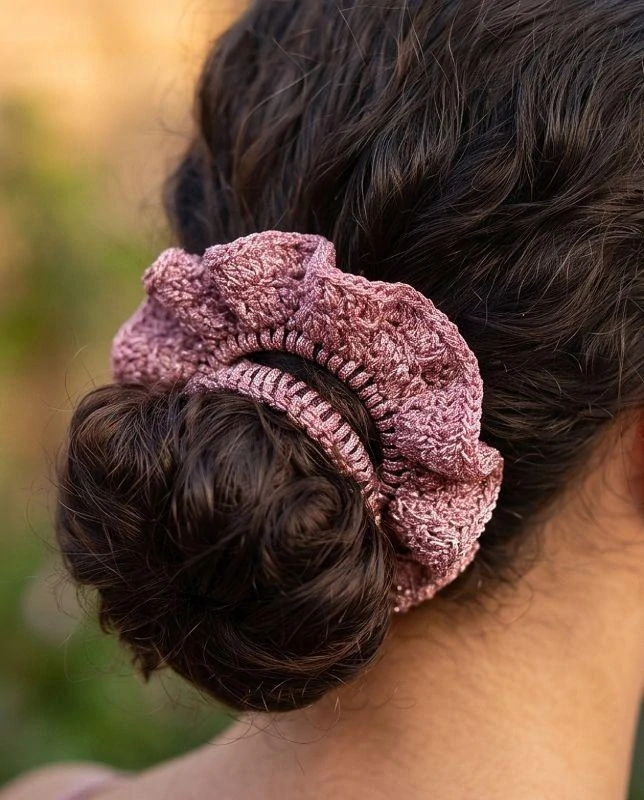 Háčkovaná velká scrunchie gumička do vlasů