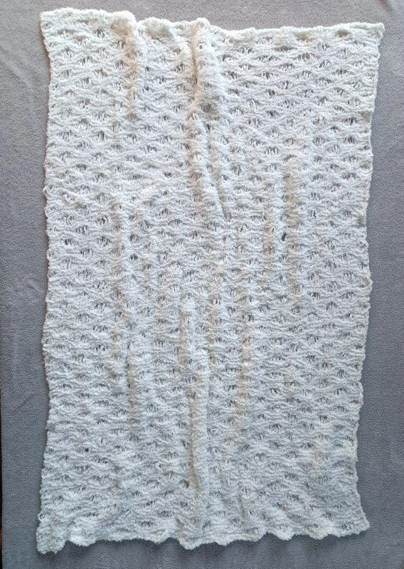 Ručně pletená deka do postýlky