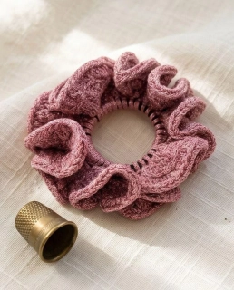 Háčkovaná velká scrunchie gumička do vlasů